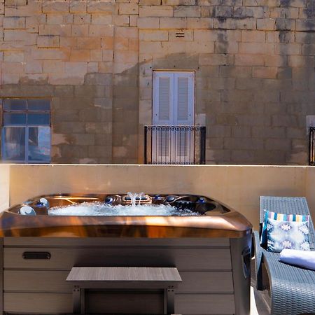 Exquisite 3-Bedroom Duplex Penthouse With Jacuzzi In Valletta Centre Екстериор снимка