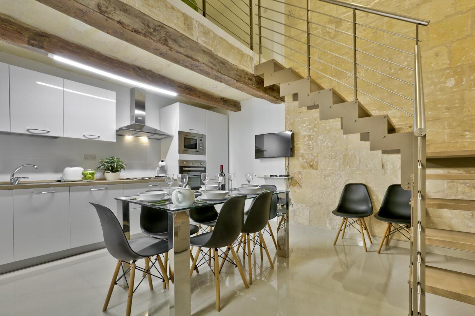 Exquisite 3-Bedroom Duplex Penthouse With Jacuzzi In Valletta Centre Екстериор снимка