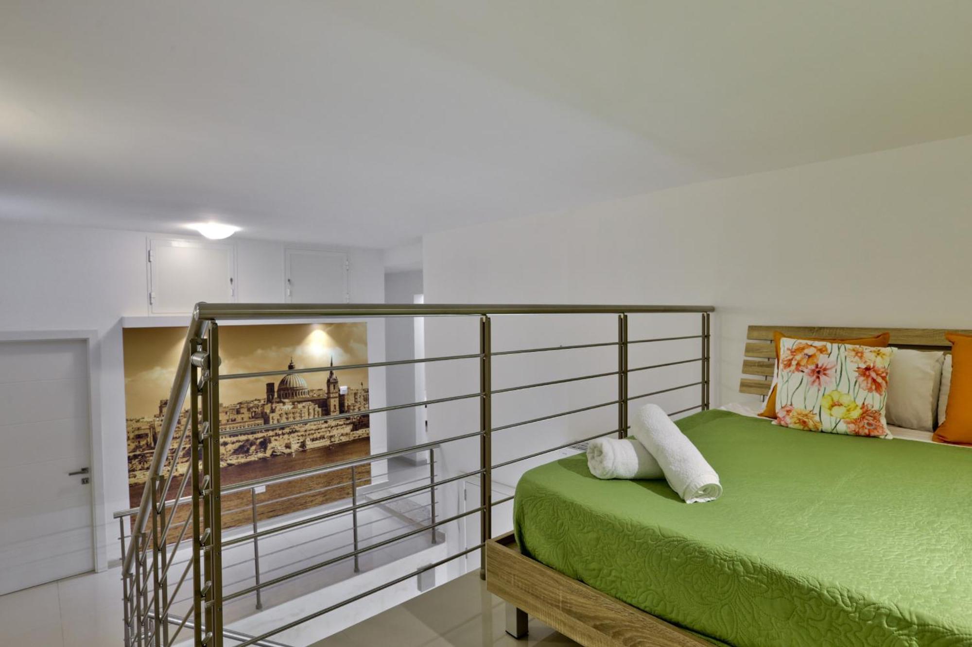 Exquisite 3-Bedroom Duplex Penthouse With Jacuzzi In Valletta Centre Екстериор снимка