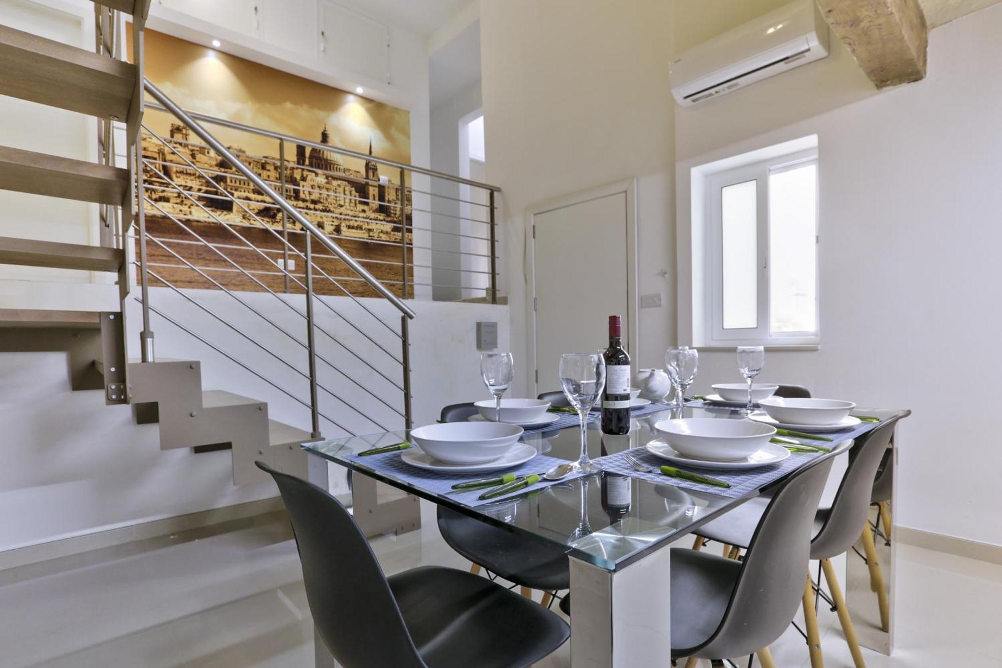 Exquisite 3-Bedroom Duplex Penthouse With Jacuzzi In Valletta Centre Екстериор снимка