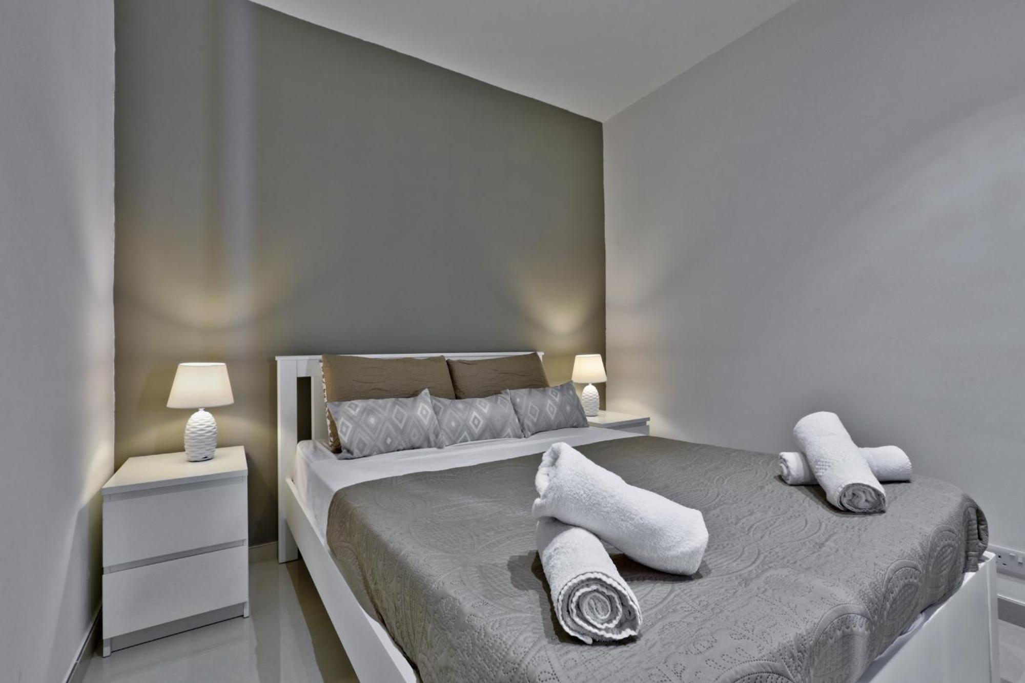 Exquisite 3-Bedroom Duplex Penthouse With Jacuzzi In Valletta Centre Екстериор снимка