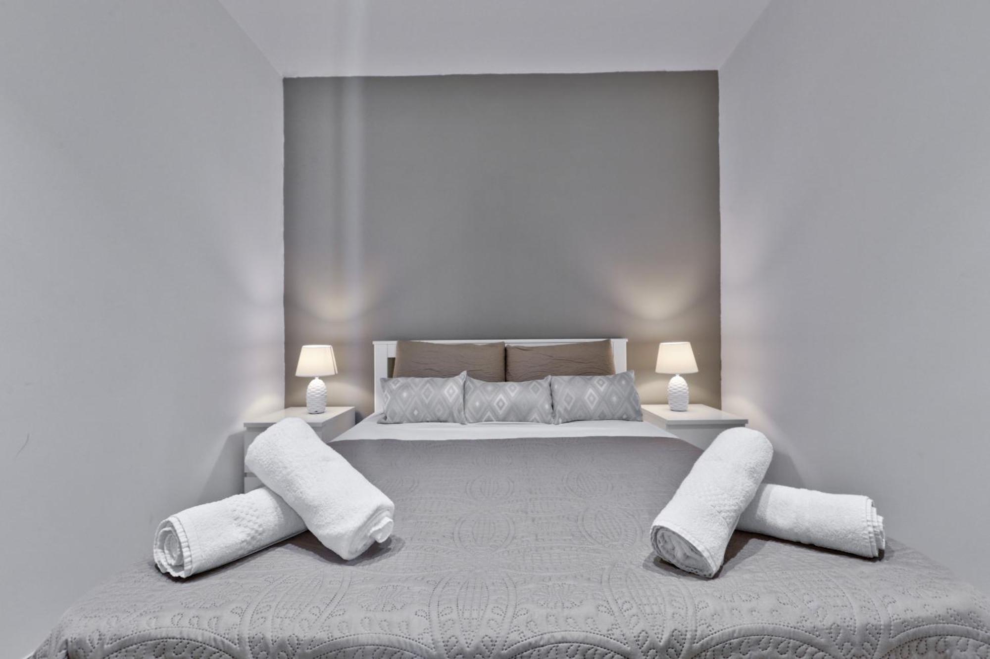 Exquisite 3-Bedroom Duplex Penthouse With Jacuzzi In Valletta Centre Екстериор снимка