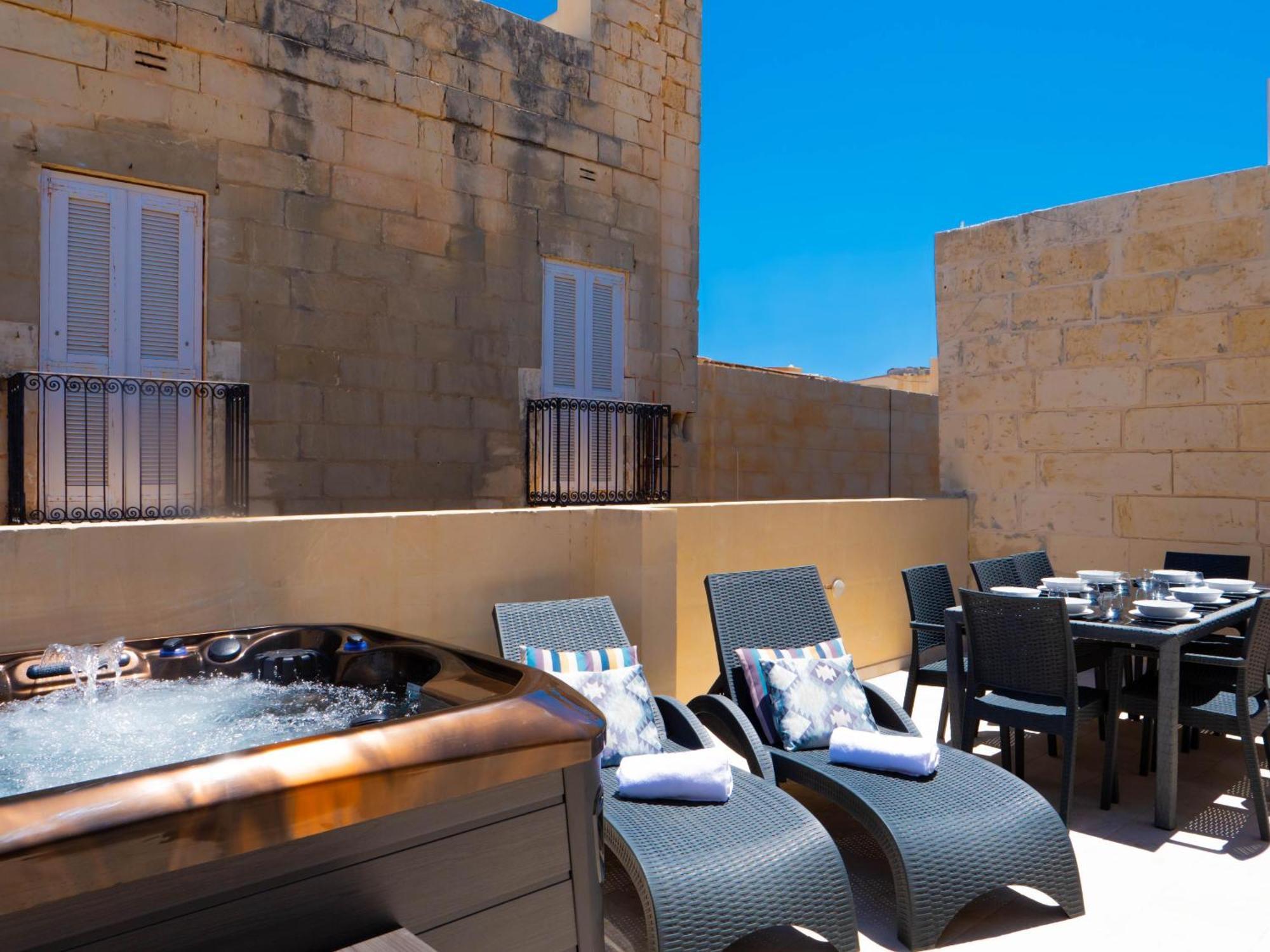 Exquisite 3-Bedroom Duplex Penthouse With Jacuzzi In Valletta Centre Екстериор снимка