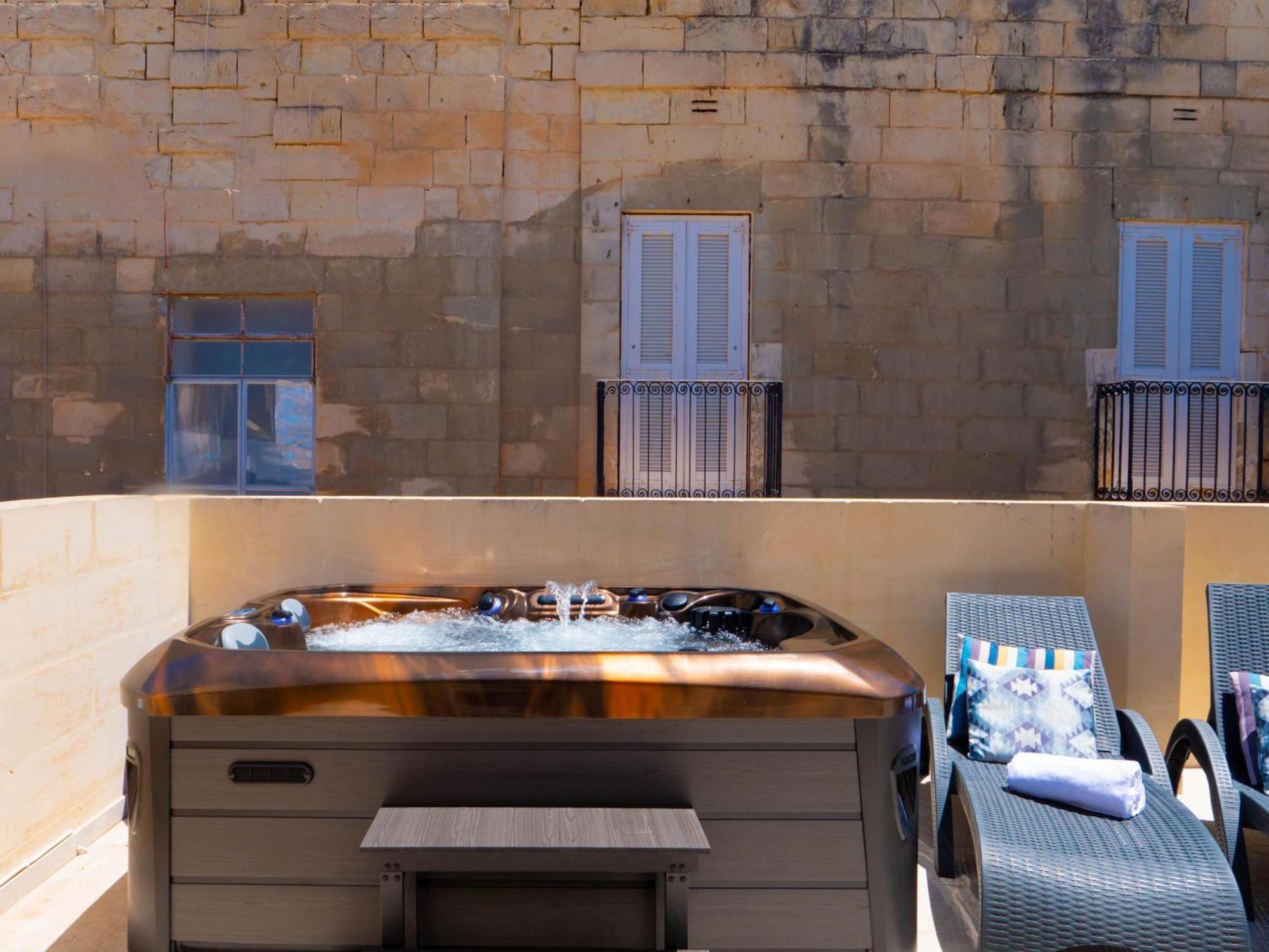 Exquisite 3-Bedroom Duplex Penthouse With Jacuzzi In Valletta Centre Екстериор снимка