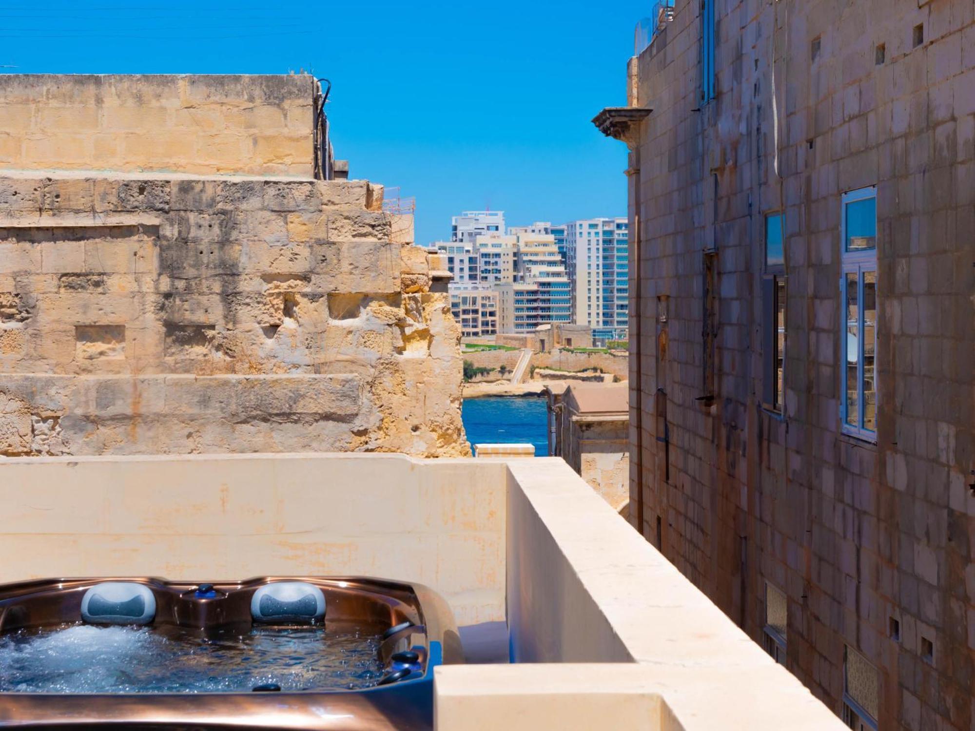 Exquisite 3-Bedroom Duplex Penthouse With Jacuzzi In Valletta Centre Екстериор снимка